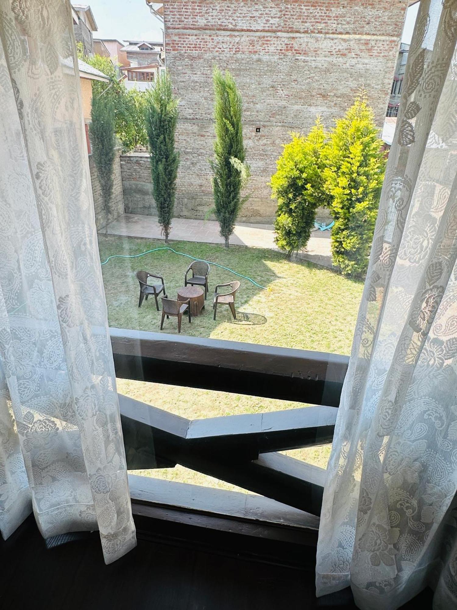 The Chinar Retreat Hut Hotel Srīnagar Kültér fotó